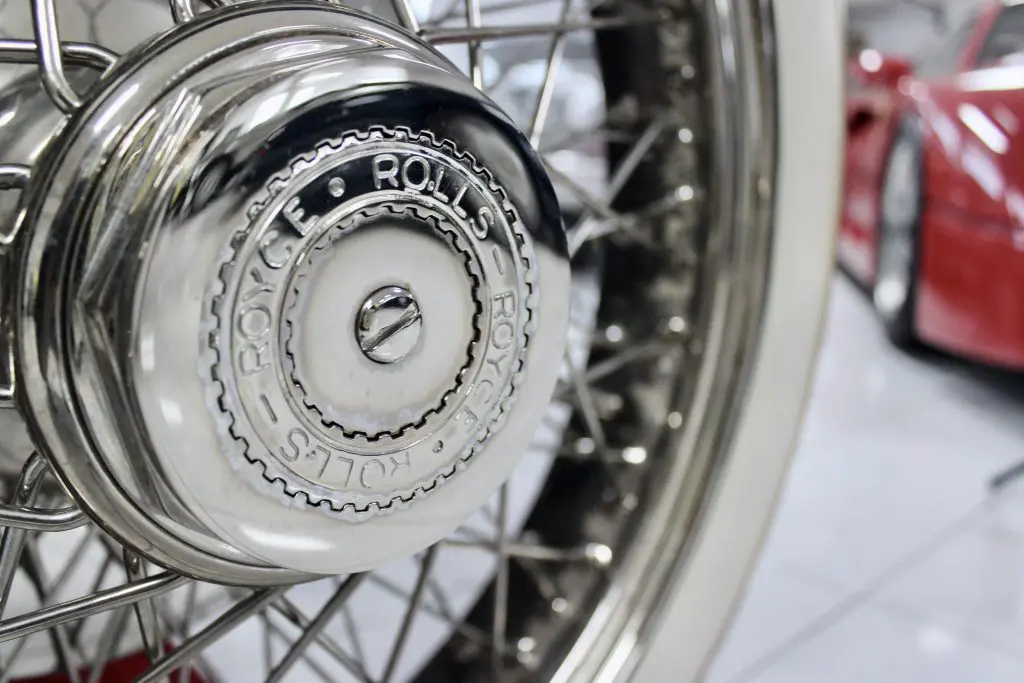 Close sup of a Rolls-Royce wheel. We can see the white flank of the tire.