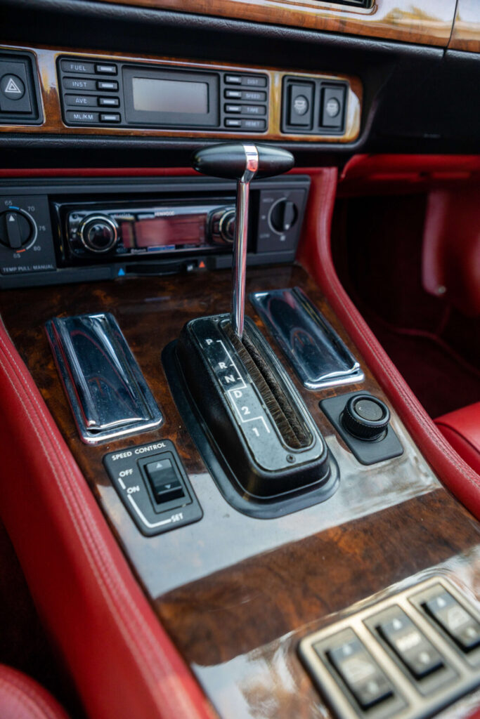 Centre console of a Jaguar XJS. The console is in walnut wood.