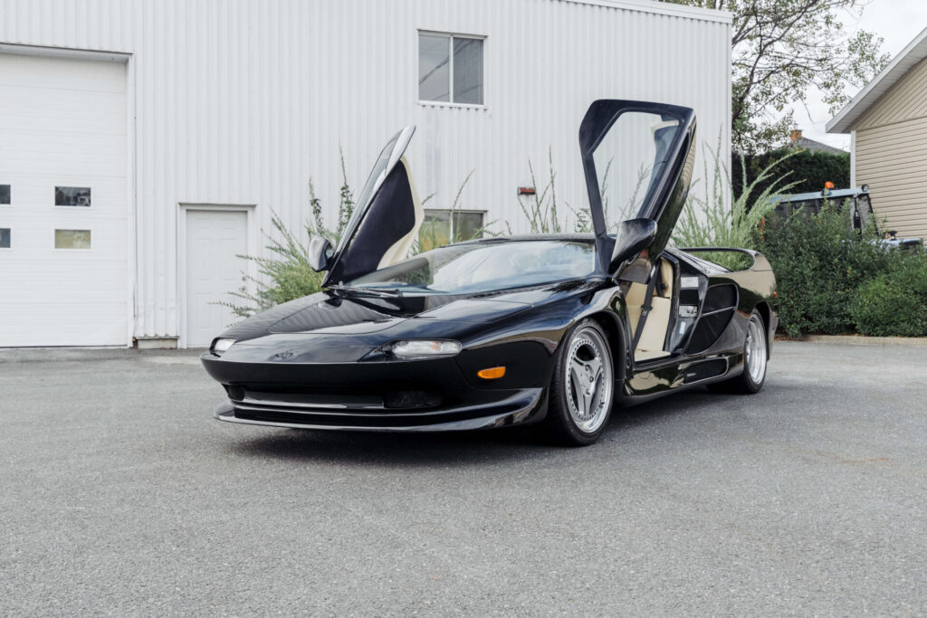 La Vector M12 est une supercar impressionnante dotée de portes à ciseaux ouvertes.