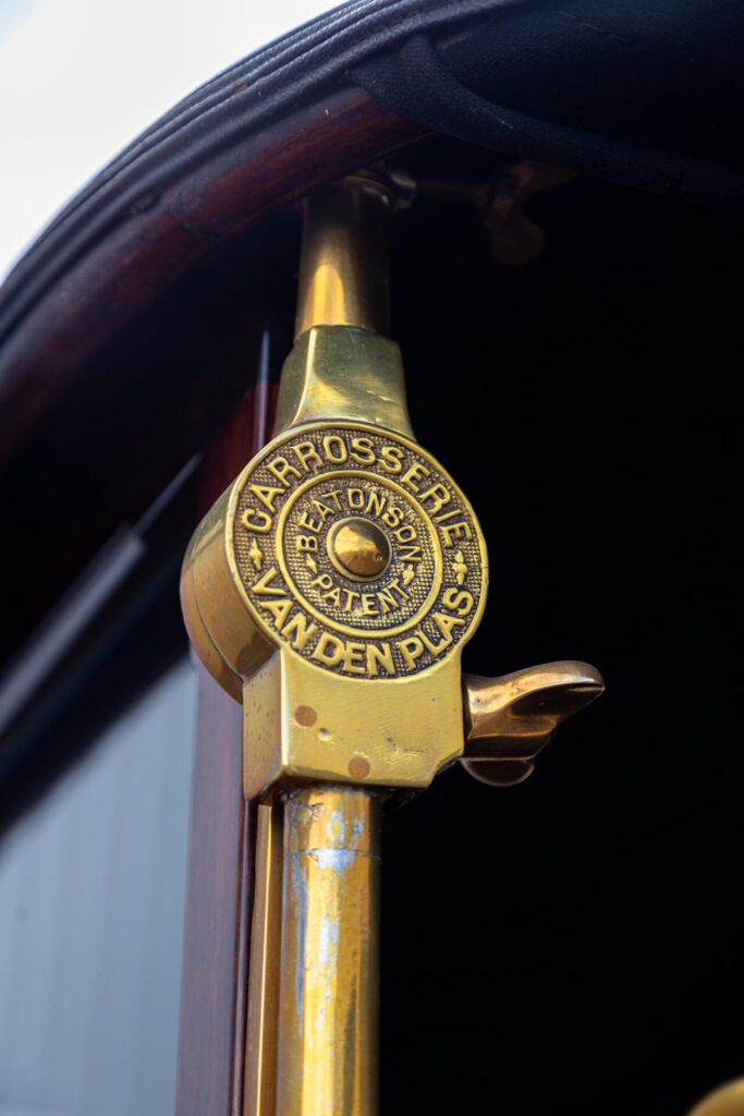 Détail en bronze de la voiture Minerva dans la Collection Automobile Demers. On peut lire les mots "Carrosserie Vanden Plas''