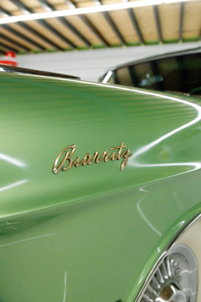 Insigne dorée de la Cadillac Eldorado Biarritz Convertible de 1957.
