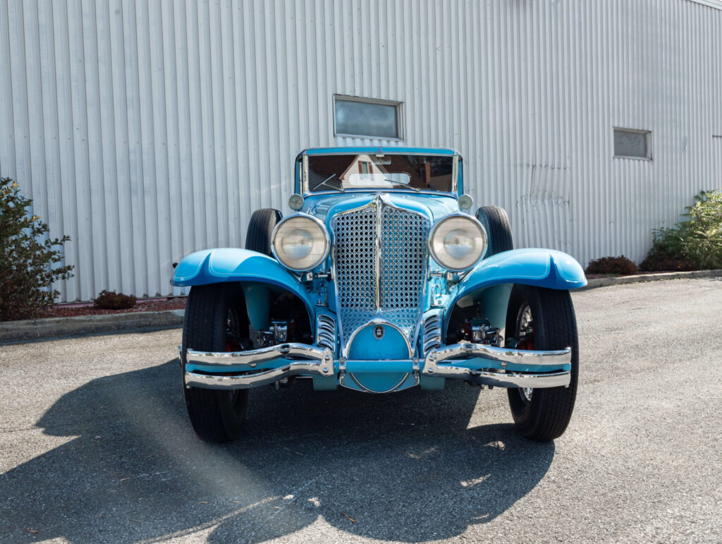 Vue de l'avant d'une Cord L-29 bicolore. La conception des ailes avant nous permet de voir la traction avant.