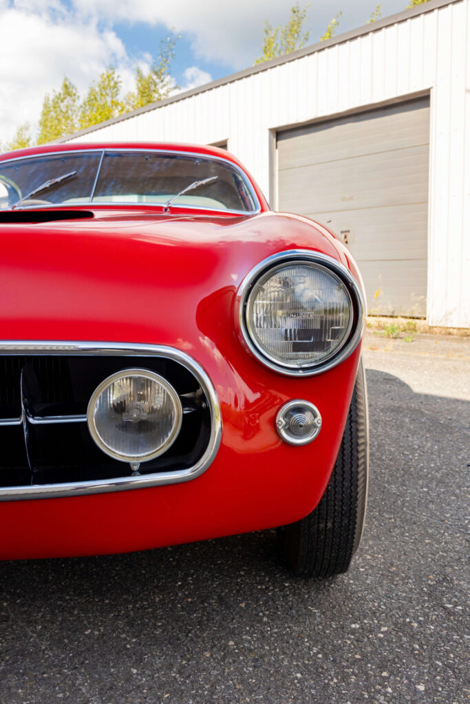 La calandre avant de cette Alfa Romeo 6C 2500 semble très différente des autres. Conçue par Ghia, la calandre est arrondie et plane.