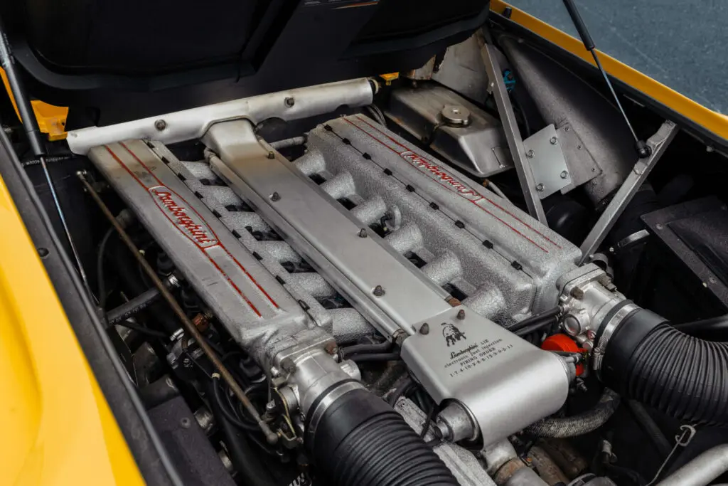 Moteur d'une Lamborghini jaune.