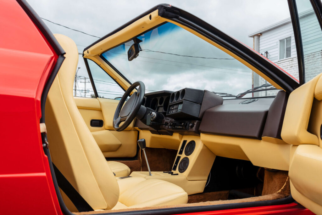 Intérieur en cuir luxueux d'une Lamborghini Jalpa vu depuis la porte côté passager.