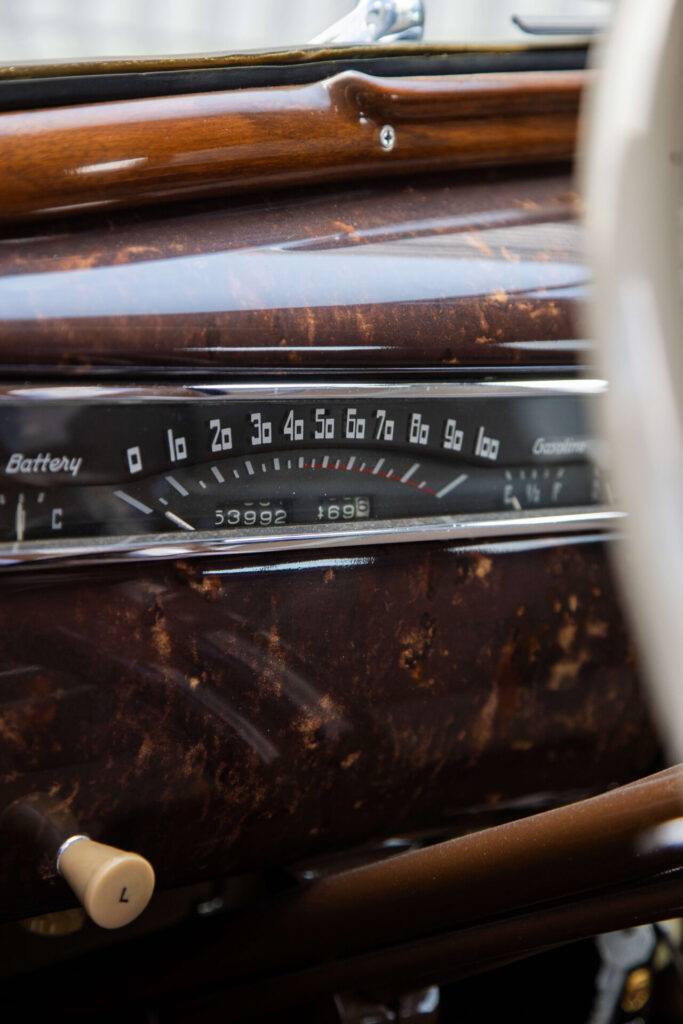 An odd-looking speedometer. The numbers from 0 to 100 are displayed over a graduated arc with a large radius so the numbers almost appear horizontal on the dashboard.