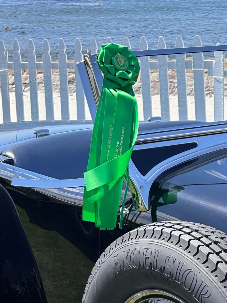Ruban vert sur le pare-brise d'une voiture classique noire.
