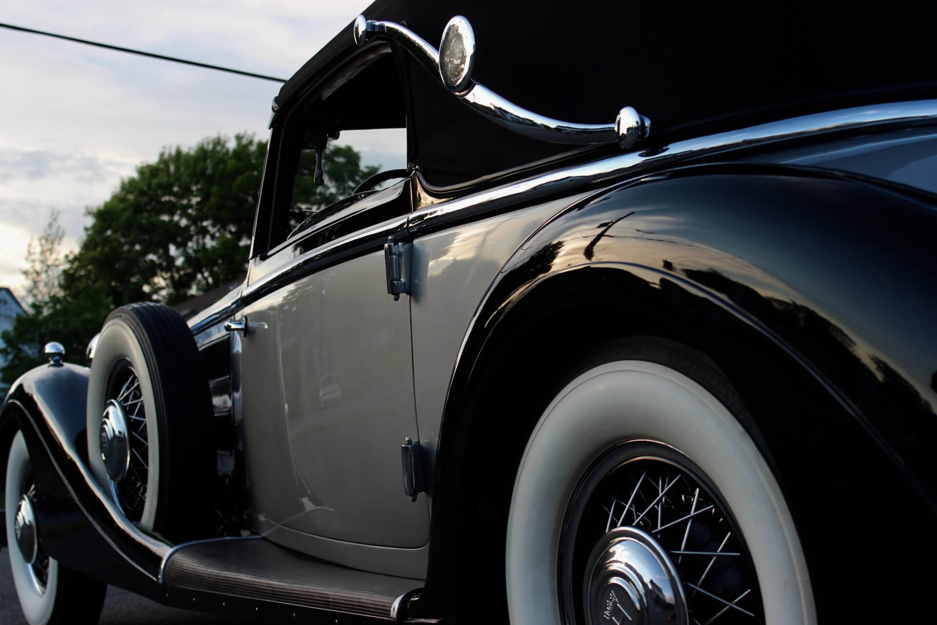 Horch 853 view from the left hind flank. The beginning of a sunset is reflected in the black hind wing of the car.