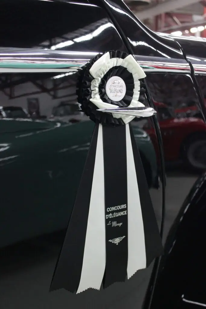 Ruban noir et blanc sur la porte d'une voiture noire.