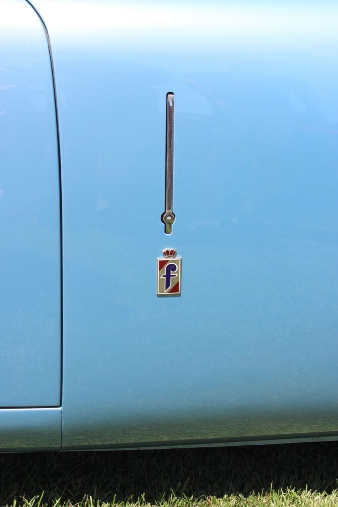 A letter F representing Pininfarina's logo on a blue car